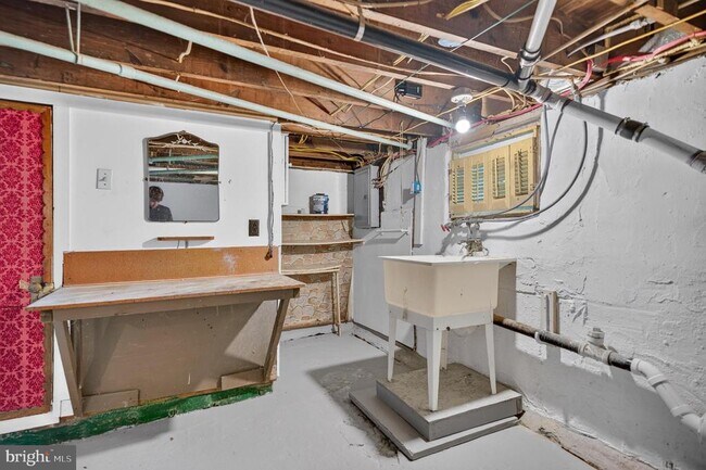 Building Photo - 319 Laurel Ave