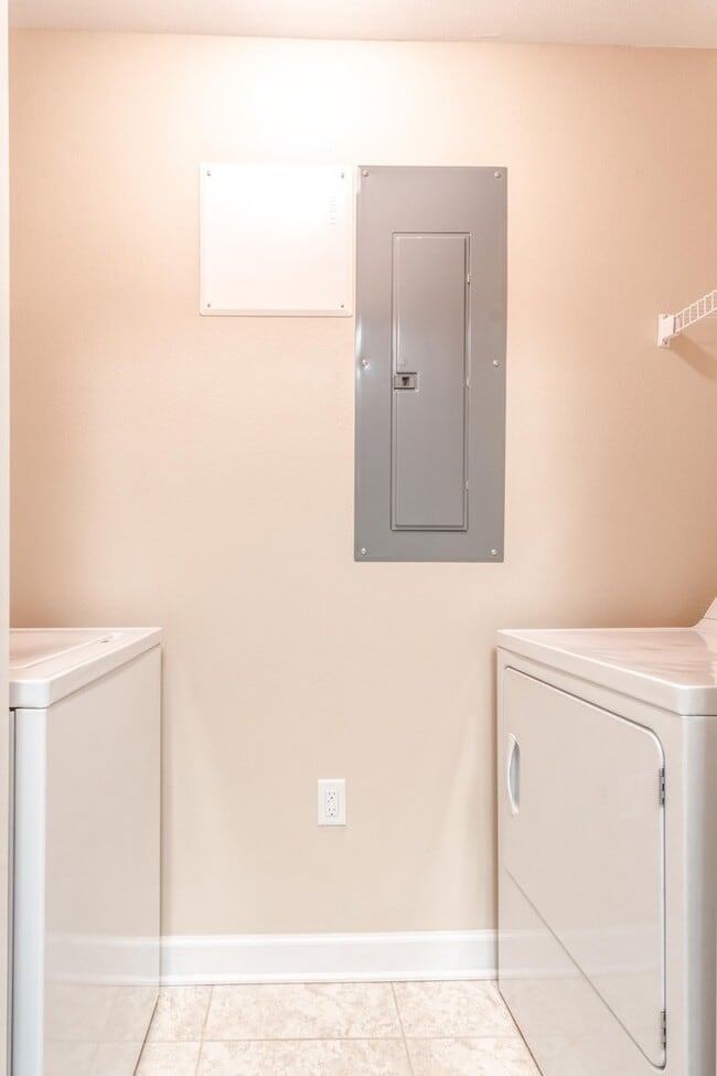 Building Photo - Beautiful Two Bedroom Apartment in Fort Walton Beach!