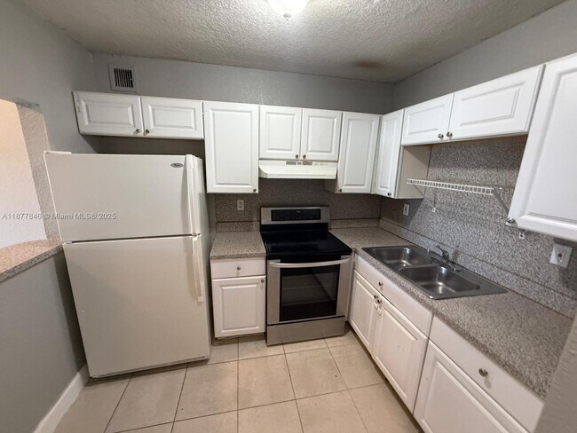 Building Photo - 575 W 69th St
