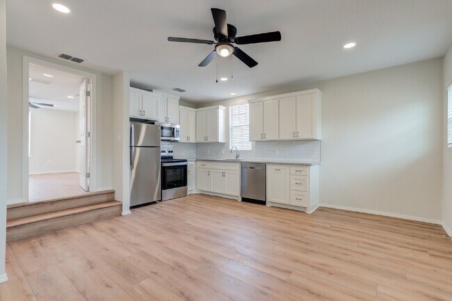 Building Photo - Charming & Private Fully Remodeled Studio Backhouse!