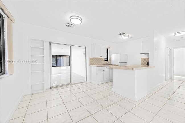 Building Photo - 3241 SW 40th Ave