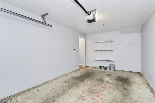 Building Photo - Spacious 2BD/2.5BA Condo in NODA!