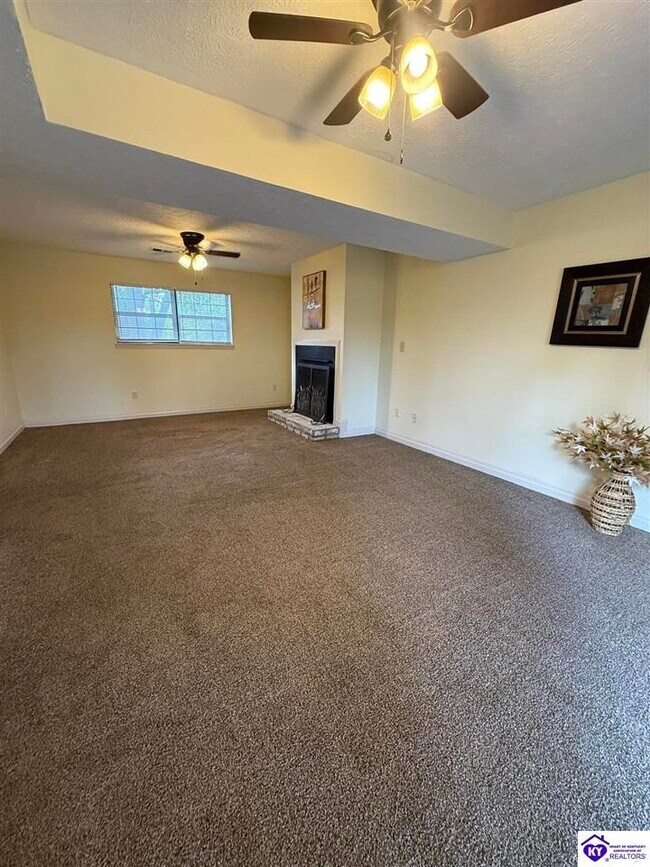 Building Photo - 105 Candy Ct