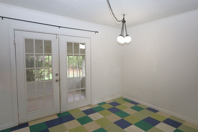 Building Photo - 609 E Stanfill St