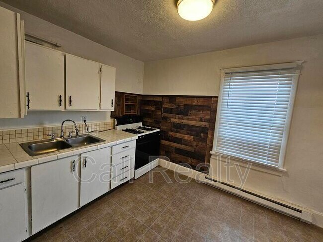 Building Photo - 1423 W Maxwell Ave