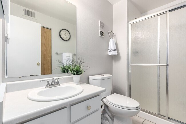 Building Photo - Beautiful 2 Bedroom Condo Across from Aurora Medical Center