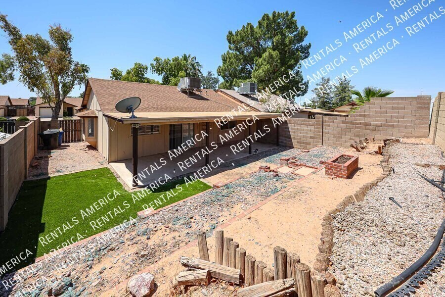 Building Photo - 2834 E Isabella Ave