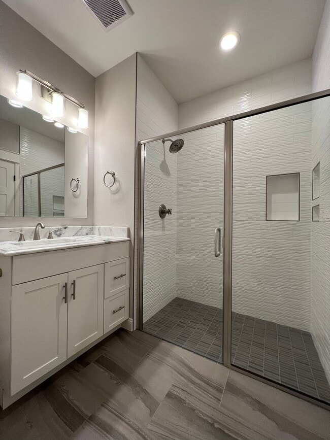 Building Photo - Beautiful, Custom home in the heart of Jacksonville | Available Now