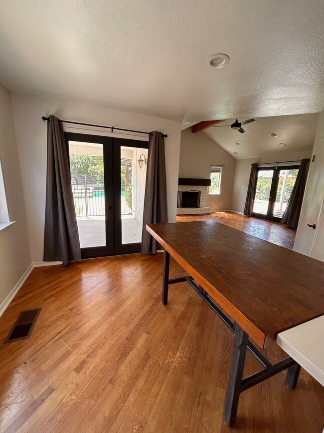 Building Photo - Beautiful home for rent in Visalia!