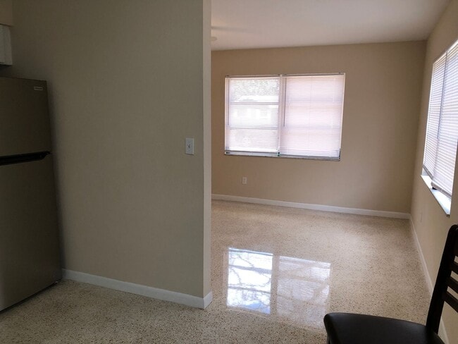 Building Photo - Quaint 2/1.5 bath home