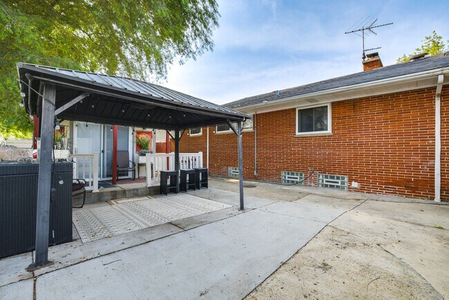 Building Photo - 2805 W 83rd Pl