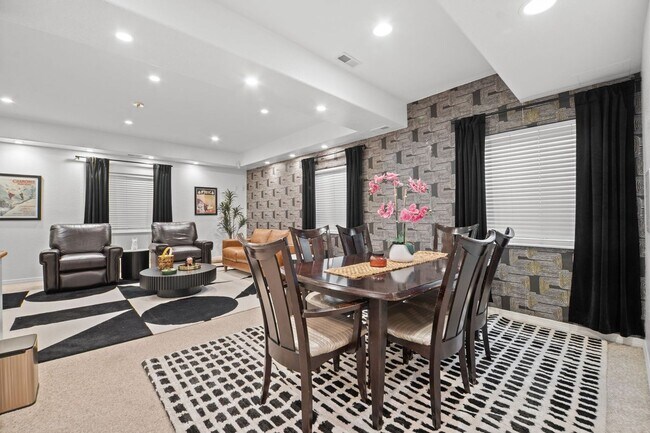 Building Photo - 2062 Hyacinth Rd