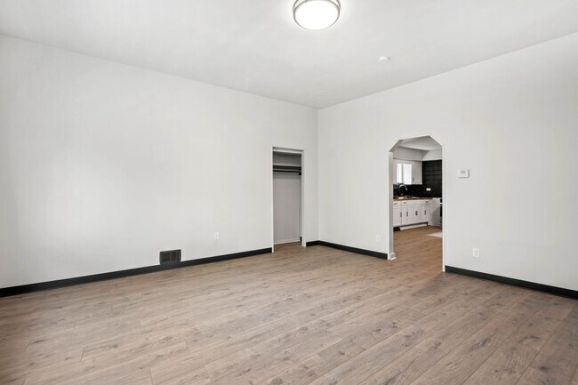 Building Photo - Gorgeous 3 Bedroom in Troy Hill available June 1!