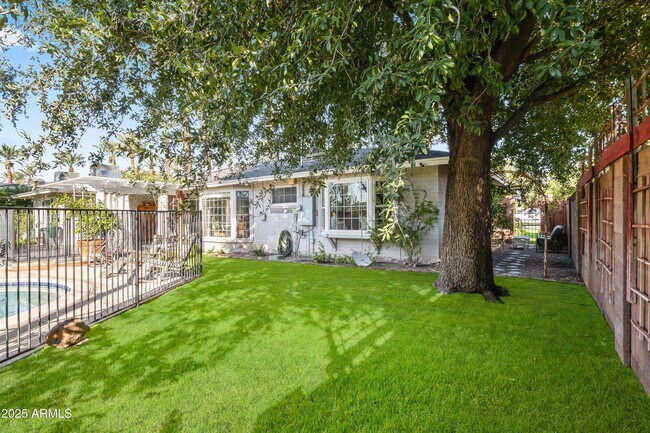 Building Photo - 4631 E Pinchot Ave