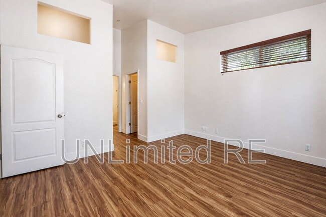 Building Photo - 1620 E Parada del Sol