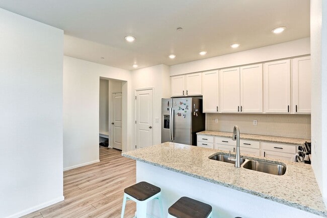 Building Photo - 3 Bedroom 3 Bath in Mosaic!