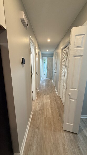 Building Photo - 500 Fairway Village Dr