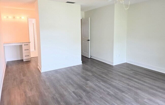 Building Photo - 2 bedroom, 2 bath condo in "The Islands"