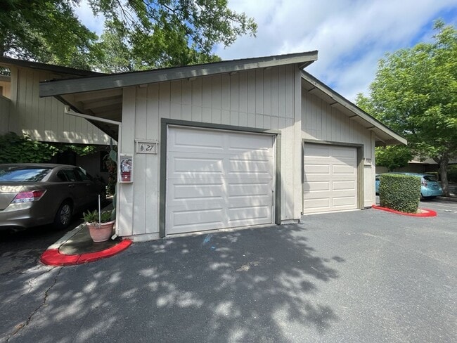 Building Photo - 3401 Bermuda Ave