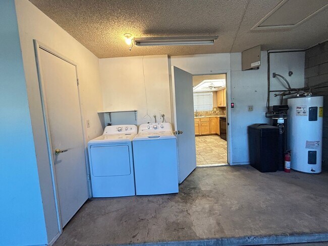 Building Photo - Stunning 3 Bedroom 2 Bath