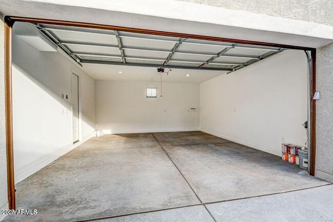 Building Photo - 9916 E Tillman Ave