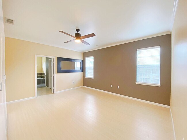 Building Photo - 4 Bedroom House Available Now in Riverbend...