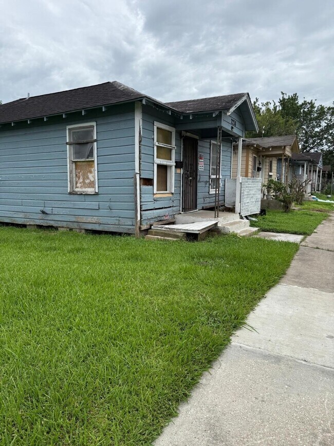 Building Photo - 2238 Hutton St