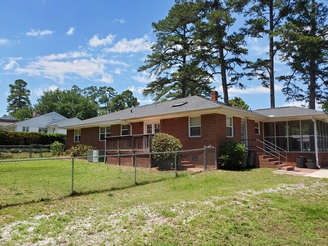 Building Photo - 2212 Crestwood Dr