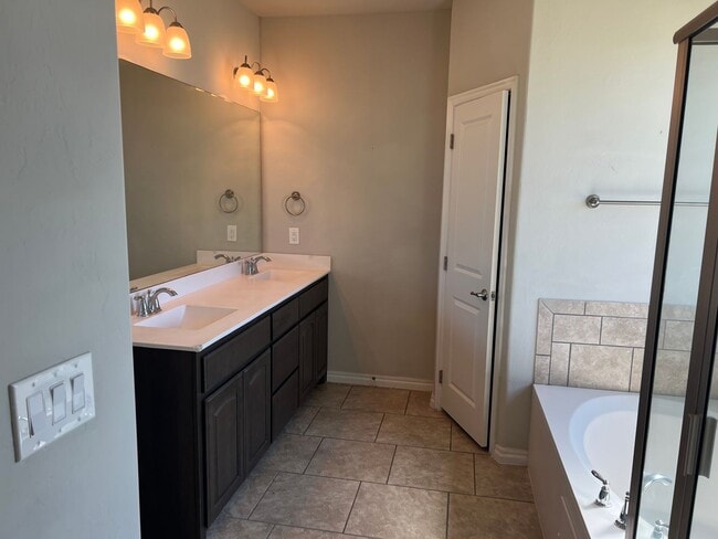 Building Photo - 4  bed 2 bath 2 car in Mustang Schools