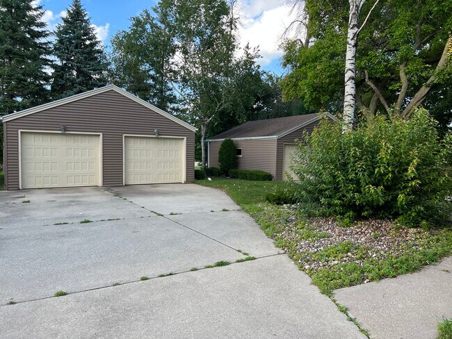 2.5 car garage, large driveway - 1224 E Longview Dr