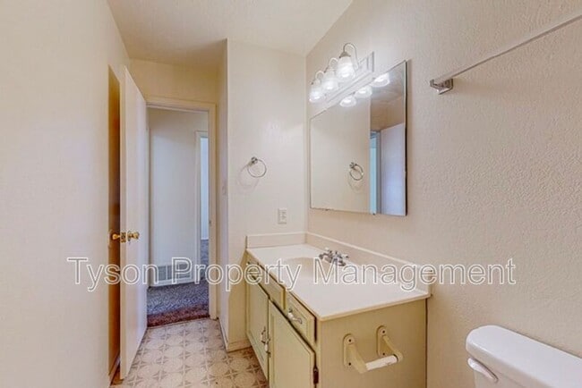 Building Photo - 5516 Cancelar Dr NE