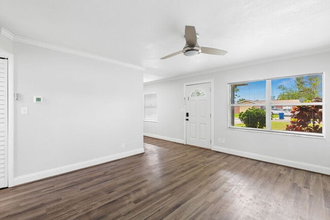 Building Photo - Home For Rent in St Petersburg!
