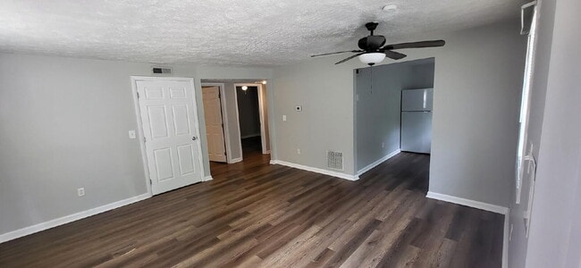 Building Photo - 2 Bed Single Level Apartment