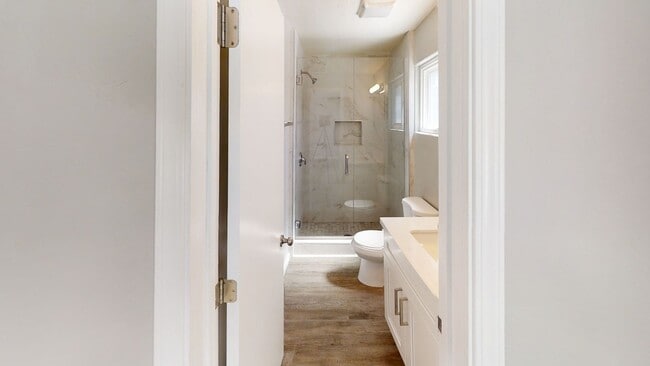 Building Photo - Large Property w/ 2 Kitchens!! (Lease out,...