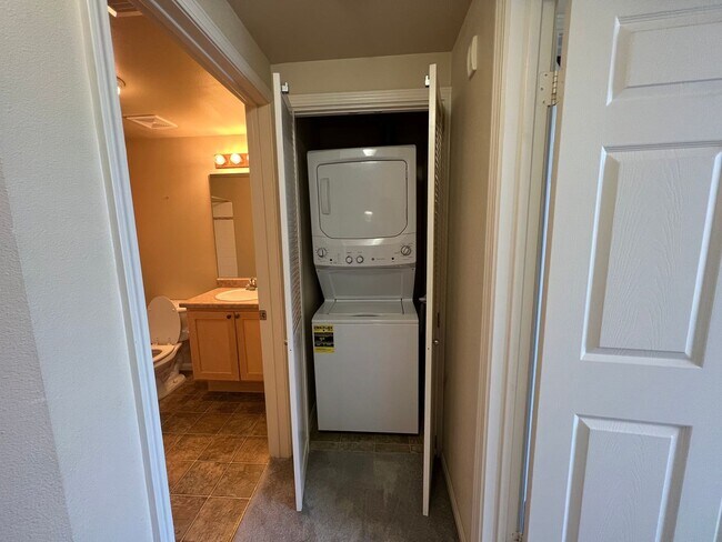 Building Photo - 2 bed 2 bath condo with laundry, A/C and fireplace! Heart of Banker's Hill!