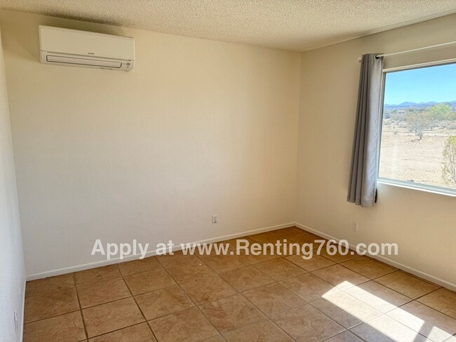 Building Photo - Spacious Home with Solar Panels!!