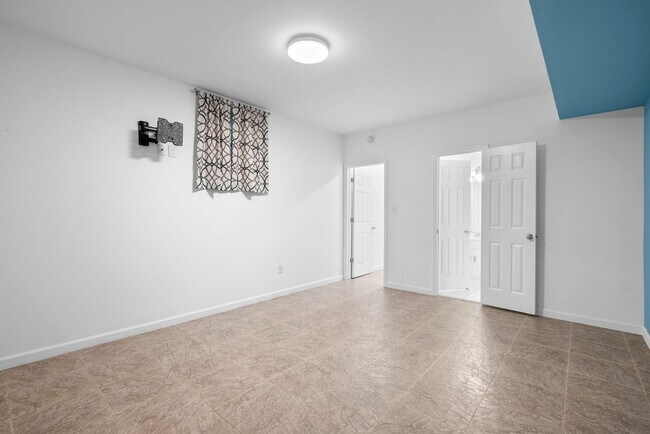 Building Photo - 13111 Venetian Rd