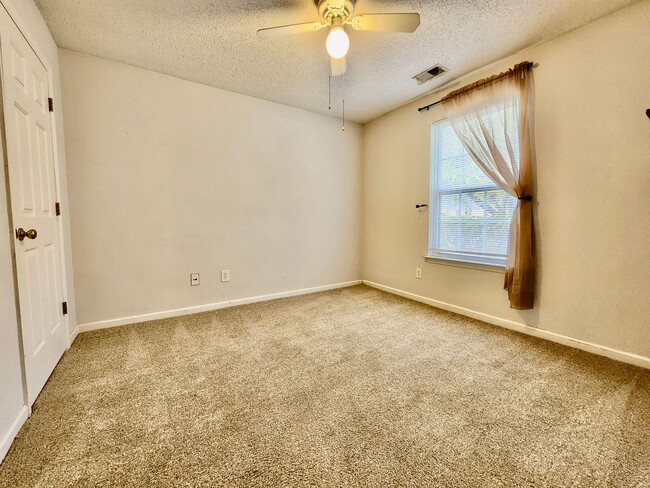 Building Photo - Adorable two bedroom in Meridian Place wit...