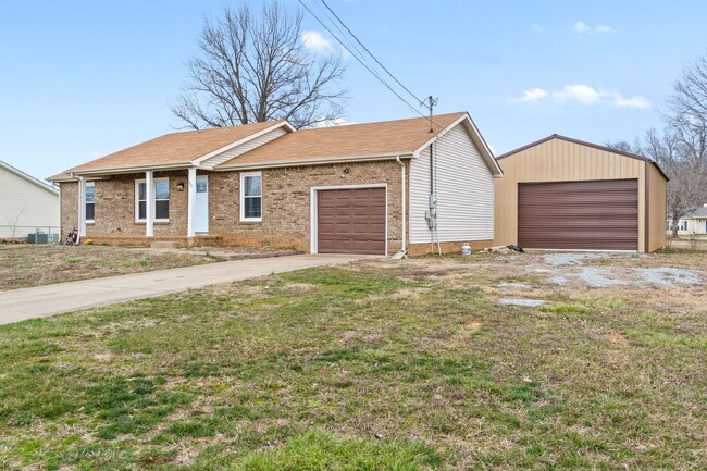 Building Photo - Nice home located next to Fort Campbell