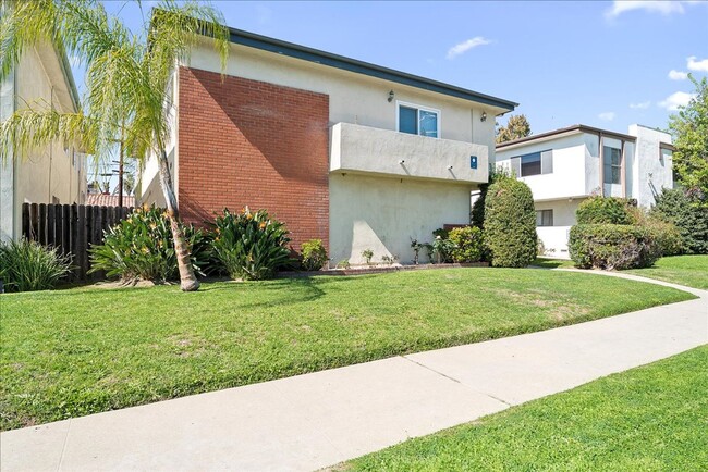 Building Photo - 5709 Hazeltine Ave
