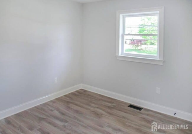 Building Photo - 156 Cliffwood Ave W