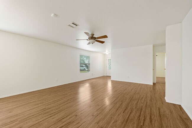 Building Photo - Charming 3-Bedroom Home in Carriage Hills ...