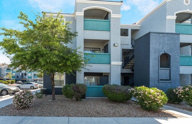 Building Photo - Modern 1-Bedroom Oasis: Prime Location!