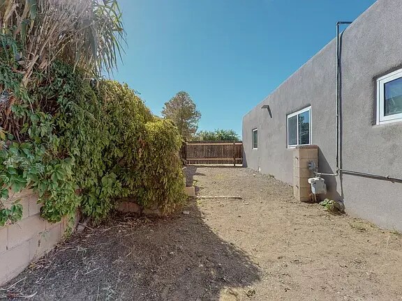 Building Photo - 8817 Candelaria Rd NE