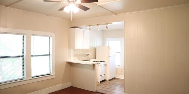 Primary Photo - 1116 N Bell Ave