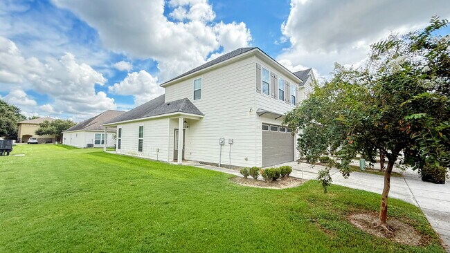 Building Photo - "Charming 3-Bed Townhouse Retreat with 2.5...