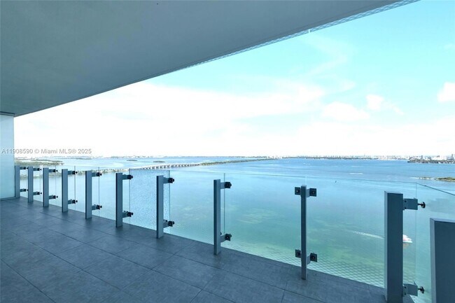 Building Photo - 700 NE 26th Terrace