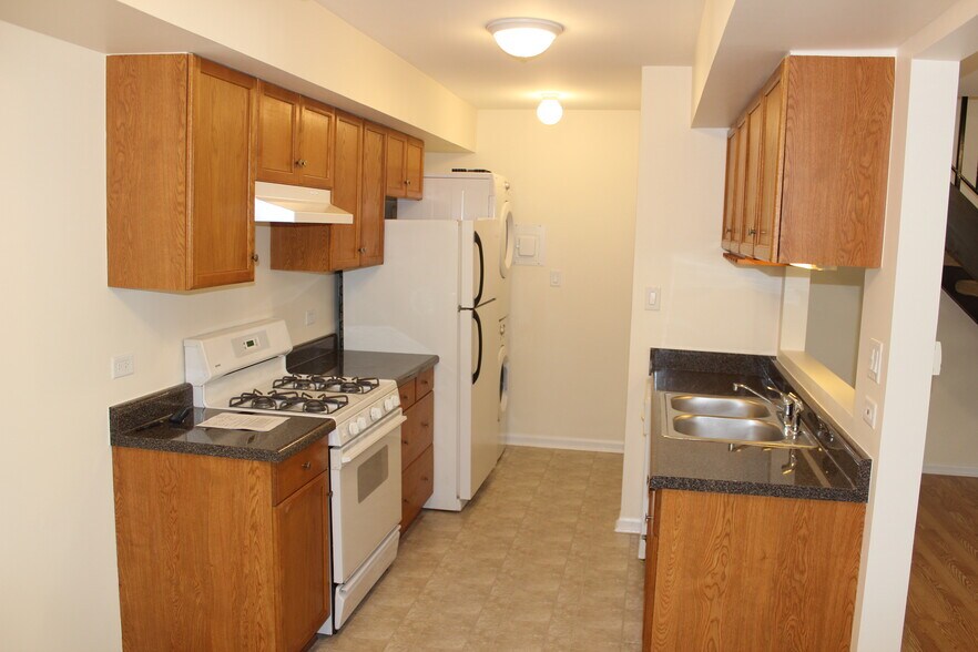 Building Photo - 10S432 Echo Ln