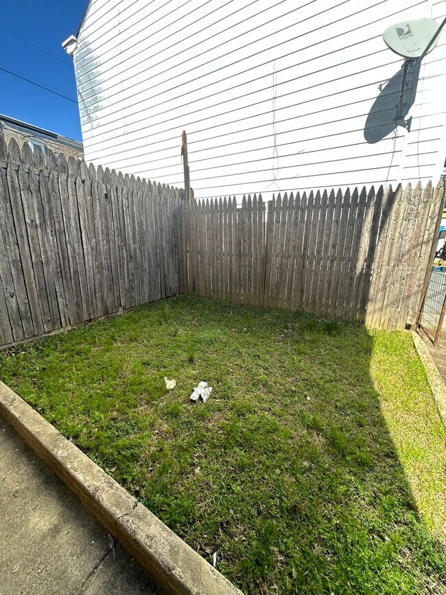 Building Photo - Spacious 3 bedroom uptown, Harrisburg