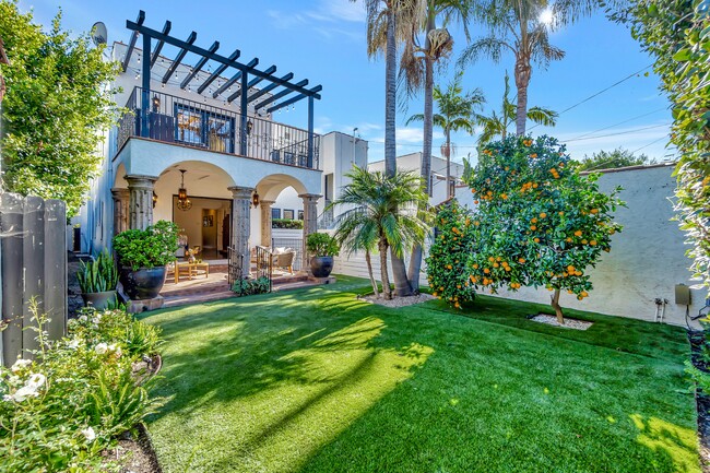 Building Photo - 343 N Croft Ave